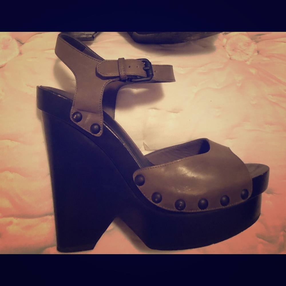 Bottega Veneta Army green/grayish studded heels